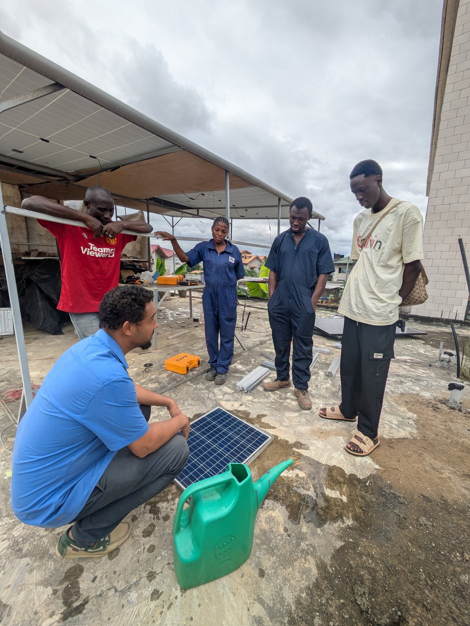 Mr ACHI David explique le fonctionnement du panneau solaire.